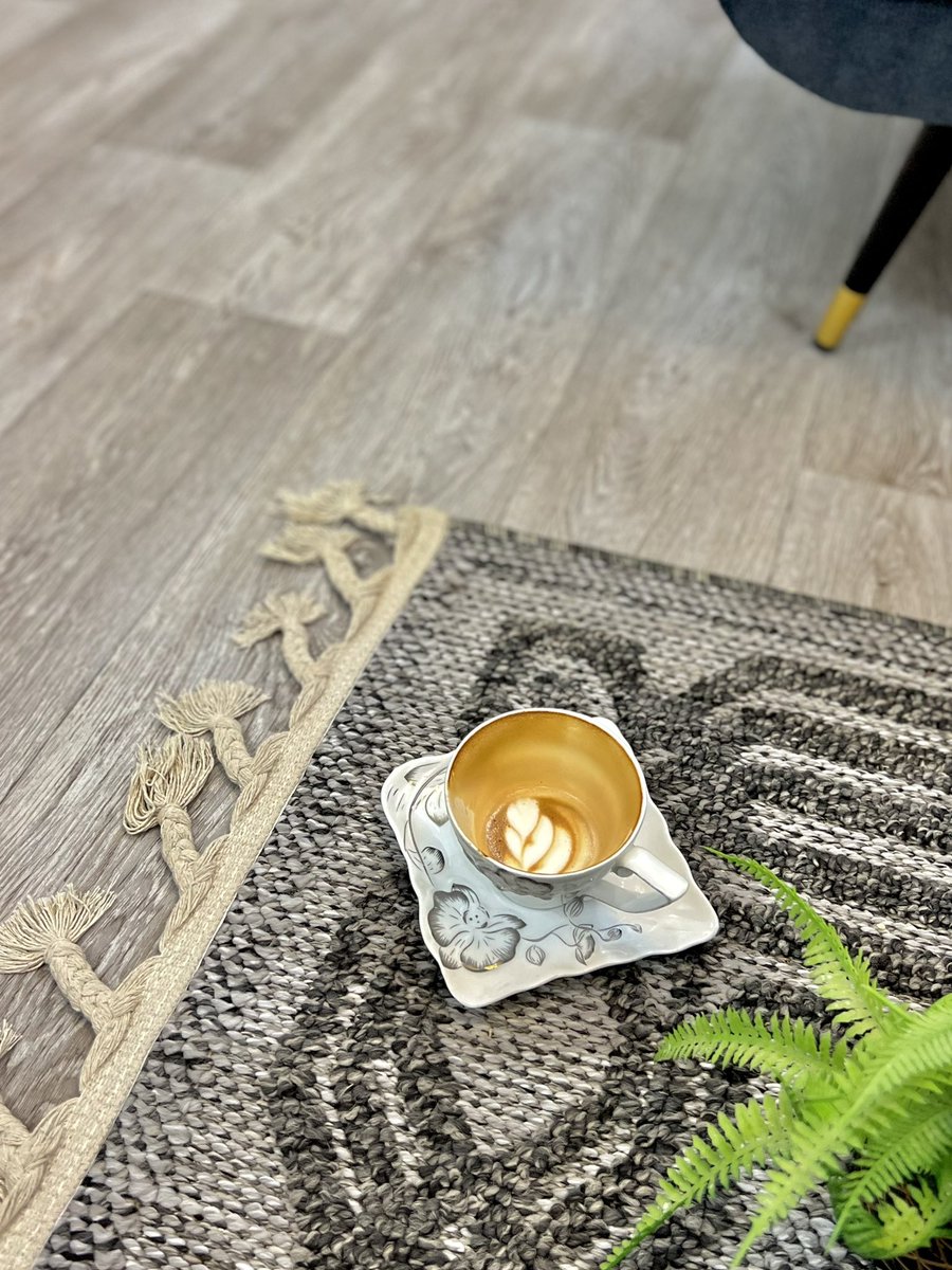 في القهوَة يُقال :
"الفن لا يُشرب" .