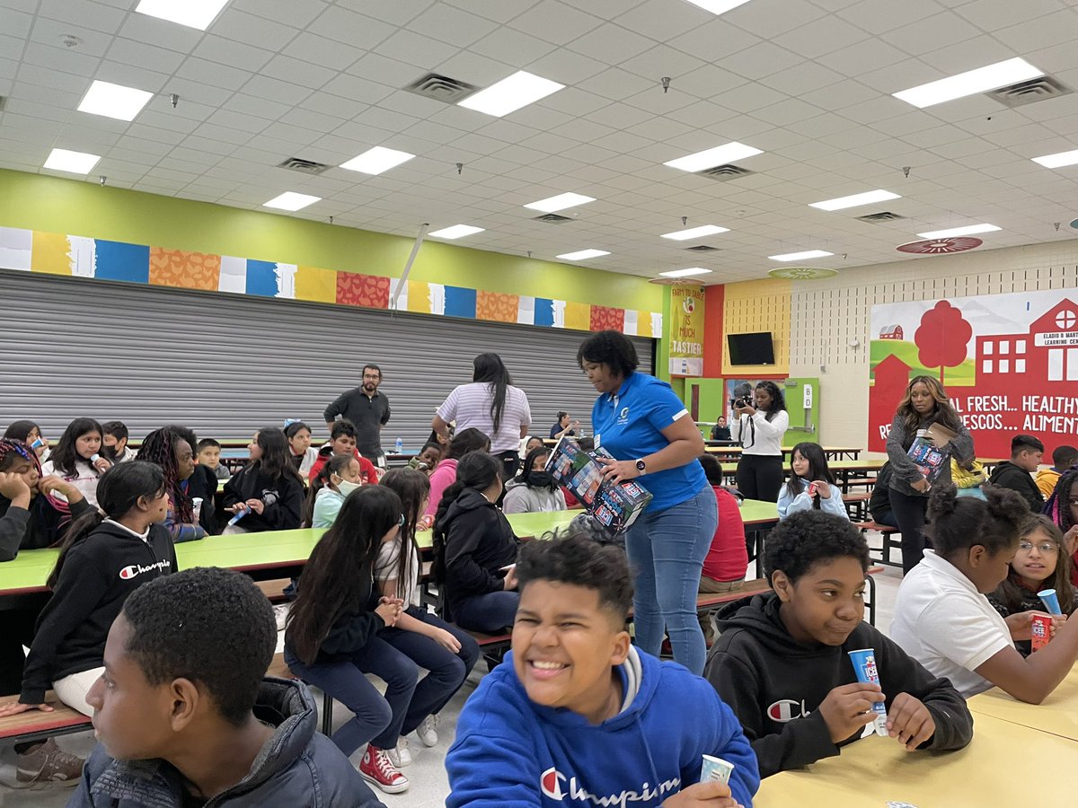 elsymserpas's tweet photo. Mighty Eagles are celebrating with The Confidence Group! Elevating Expectations through Experiences! @ERMartinezDISD @msjmurillo @TheConfidenceG1 https://t.co/Oahn5ETCvZ