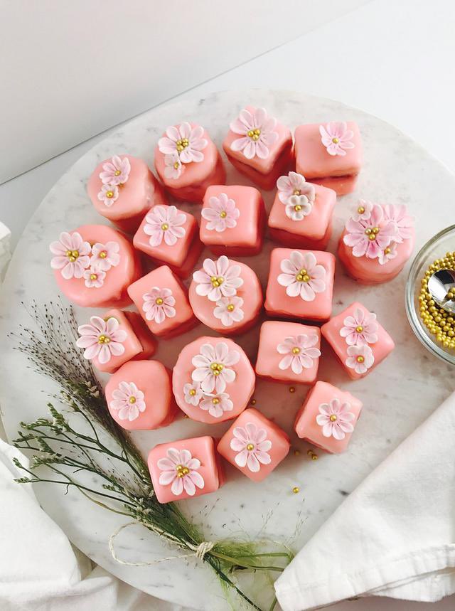 LadyThaliaRP's tweet photo. Some pretty treats for the #PinkMoonRP! Made especially for munching and mingling. https://t.co/eY4tK0BkQw