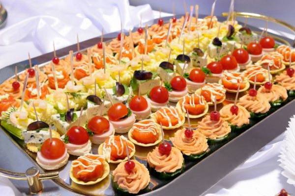 LadyThaliaRP's tweet photo. Some pretty treats for the #PinkMoonRP! Made especially for munching and mingling. https://t.co/eY4tK0BkQw