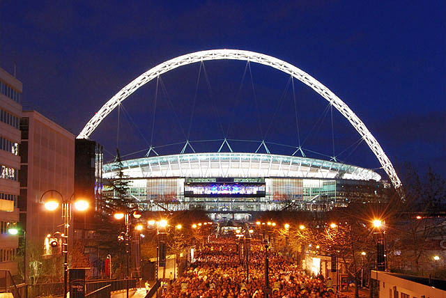 Wembley Stadium holds 90,000 people. I have been there. It is absolutely massive. Holy shit! 

#AEWDynamite