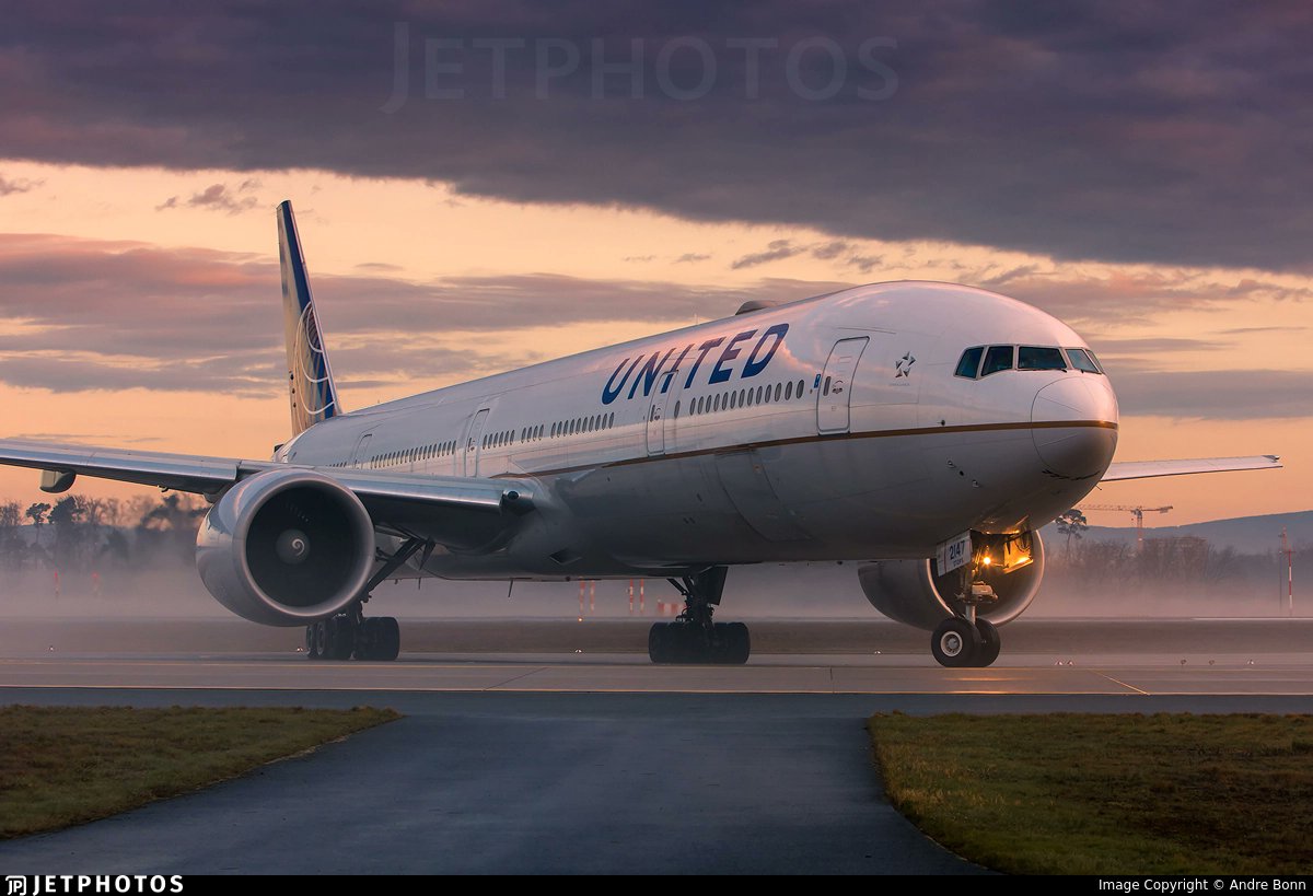 JetPhotos's tweet photo. A United 777 taxiing at sunrise in Frankfurt. https://t.co/NoItfPqsCZ © Andre Bonn https://t.co/VdDwF5bUYl