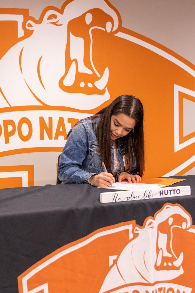 huttoisdhr's tweet photo. We offered Intent to Hire letters to another great group of student teachers who have committed to teaching in Hippo Nation next year! There has never been a better time to make a difference! 🧡🦛
#TheFutureIsBright
#InspiringExcellence
#PremierChoiceInEducation https://t.co/x7xWeB8RnS