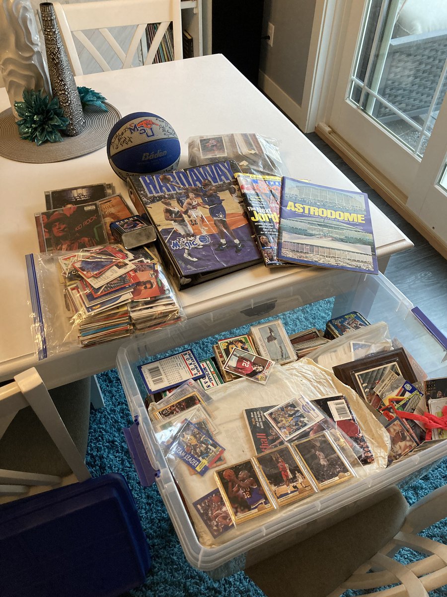 BIGBEAR93's tweet photo. When you get that childhood bin of old basketball stuff ❤️ 🏀 #cards #Collectibles #nba #cardboard #deadmedia #backetball #penny #memphisstate #90s #sportscards https://t.co/4wN4orhhMc