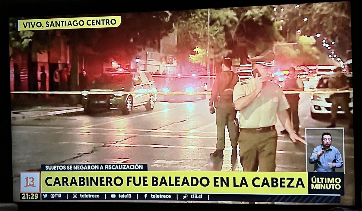 Recién: Carabinero herido a bala en avenida Matta de la comuna de Santiago. 
Los delincuentes ya no le temen a nada ni a nadie, menos a una sanción legal. 
#LeyNain_Retamal