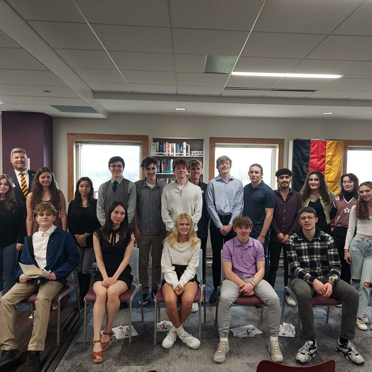 HerrProfHiggins's tweet image. Gratuliere unseren neuen GNHS Mitglieder @PrairieRidgeHS ! You are a joy to have in class and it is my honor to teach you each day! @SKochPR @AATGOnline #prexperience