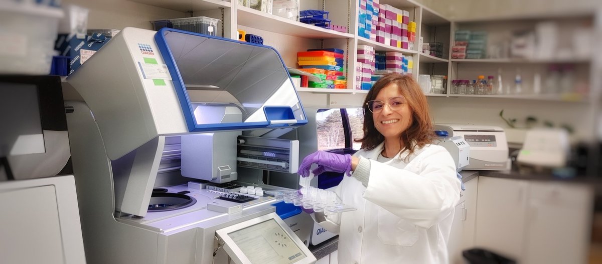 ConstanzaFleit's tweet photo. Today we tested the new #QiaCube for automated #DNA extractions at the Alberta Plant Health Lab 🌱🌾 Thanks to the staff and the head of the lab for having me this whole month. Also, it was my pleasure to work along Hating Fu to detect #Xanthomonas in #wheat and #barley https://t.co/Fxa6may8FI