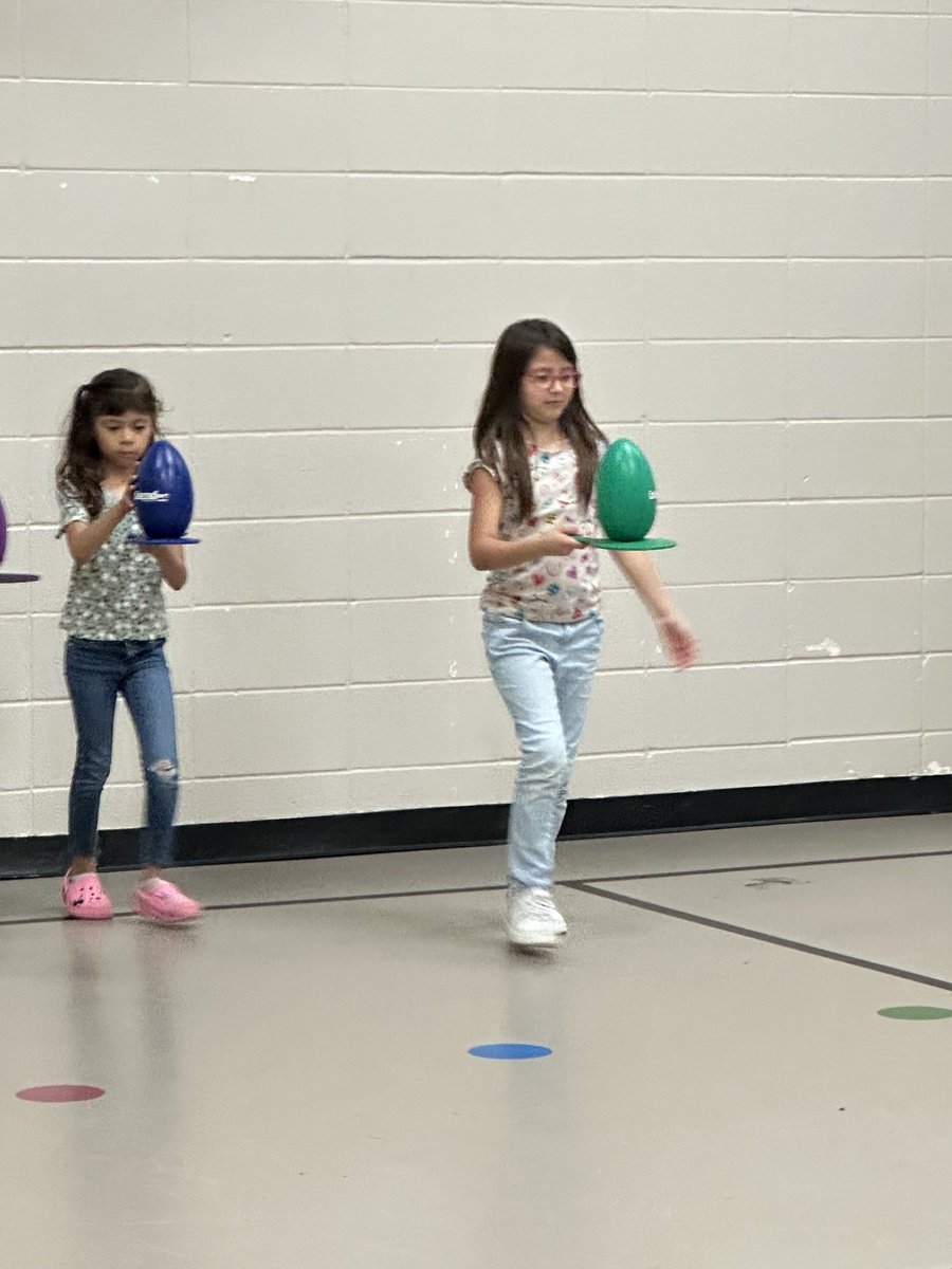 alvinelemPE's tweet photo. Jumbo Egg on a Spoon Races- NOT 🚫 as easy as it looks 😅 but BIG fun! 😃#fielddaypractice #Easterfun #i♥️PE ⁦@alvinelementary⁩ ⁦@alvinelemPE⁩ https://t.co/k4IsPxb5SQ