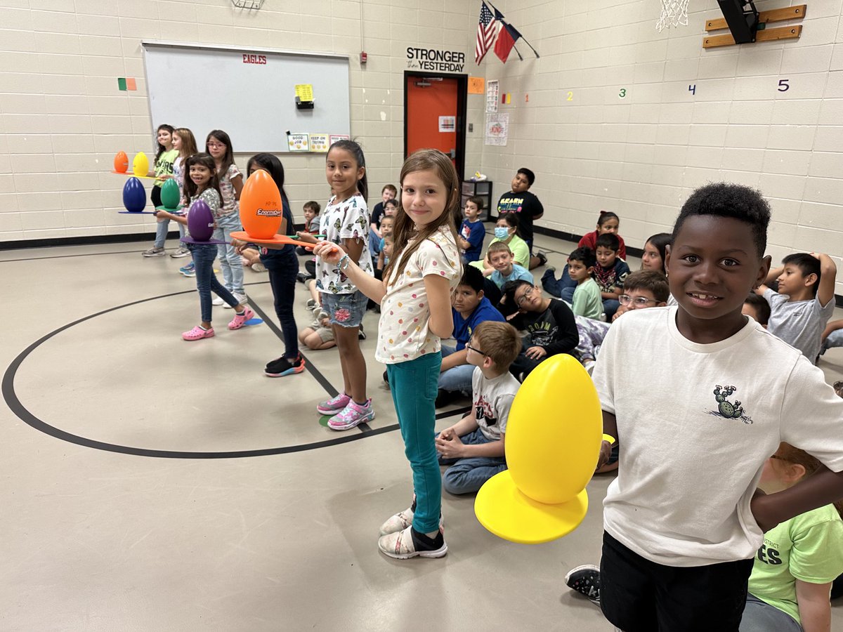 alvinelemPE's tweet photo. Jumbo Egg on a Spoon Races- NOT 🚫 as easy as it looks 😅 but BIG fun! 😃#fielddaypractice #Easterfun #i♥️PE ⁦@alvinelementary⁩ ⁦@alvinelemPE⁩ https://t.co/k4IsPxb5SQ