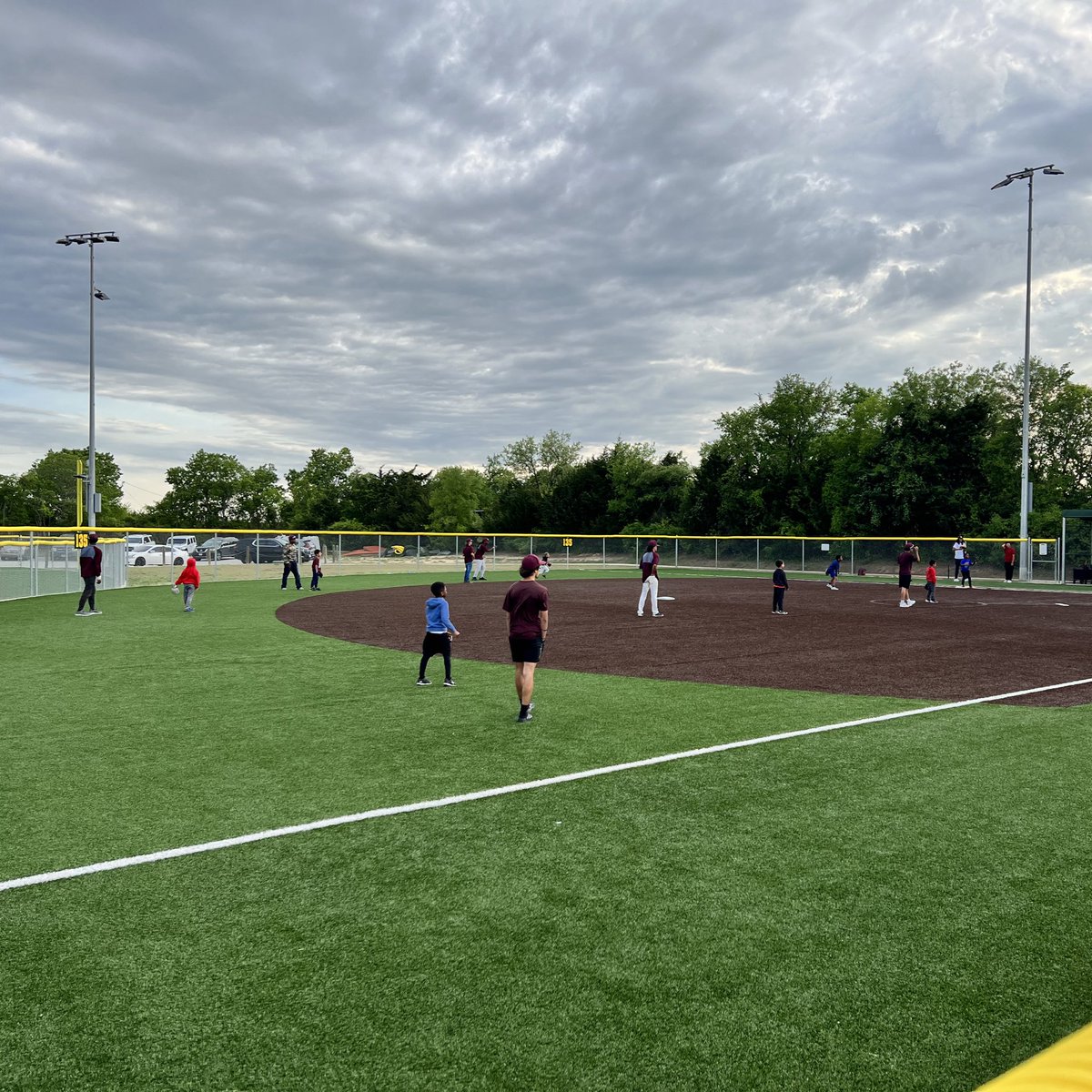 ROHSBaseball's tweet image. Thank you to one of our local 7U teams(The Avengers) for inviting the guys out to help with their practice earlier today. #FutureHawks
