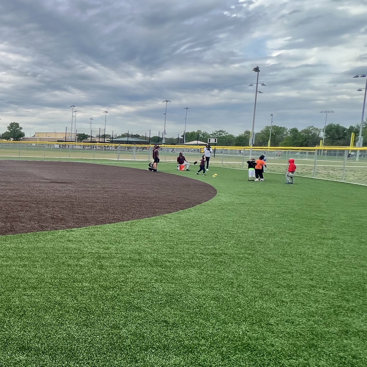ROHSBaseball's tweet image. Thank you to one of our local 7U teams(The Avengers) for inviting the guys out to help with their practice earlier today. #FutureHawks