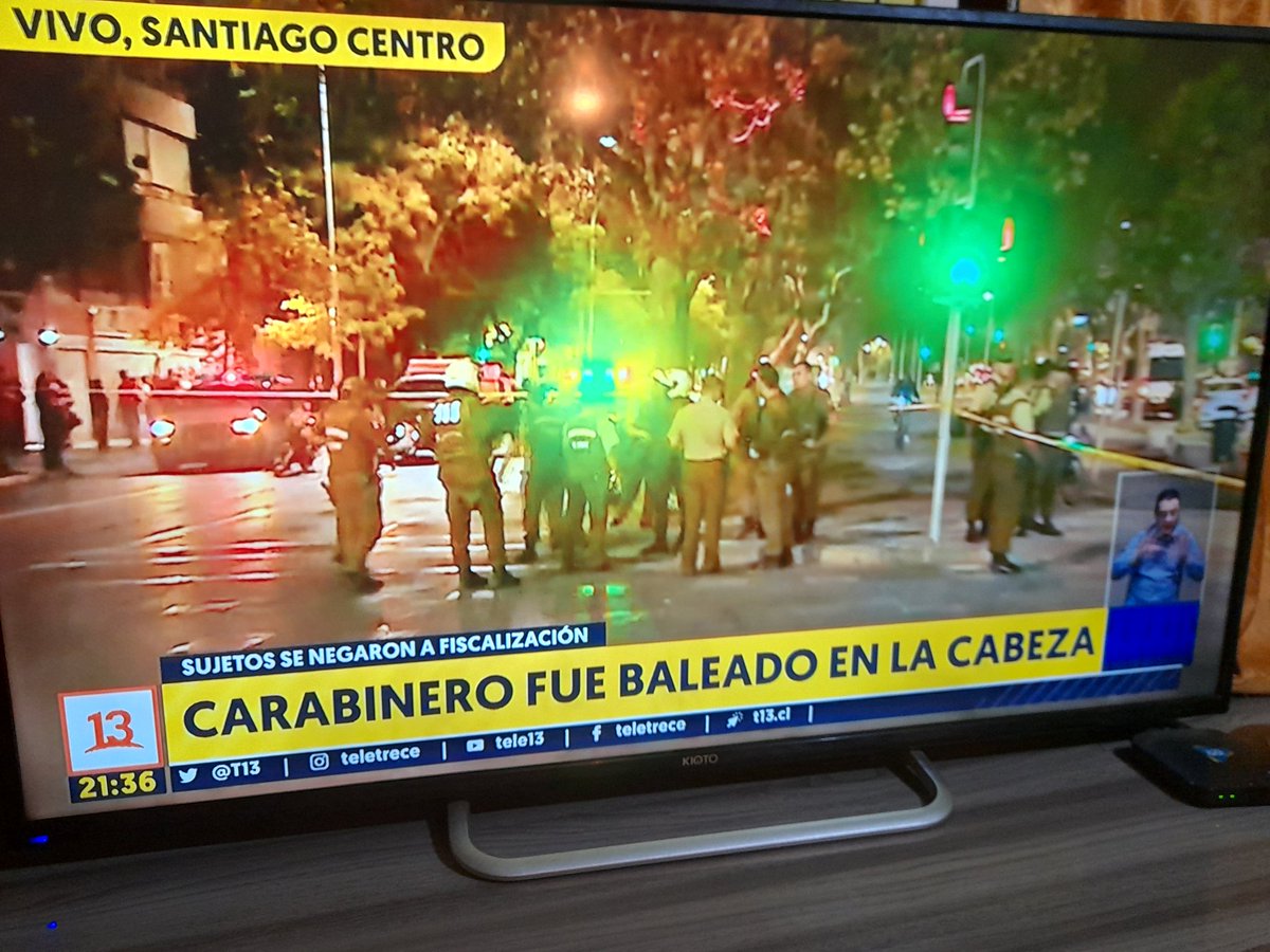 valmendra's tweet photo. Carabinero baleado en la cabeza.
Los verdaderos #gatillofacil lo tienen los delincuentes, pero la extrema izquierda, tan tierna, quiere protegerle sus derechos, llevando al TC la Ley Nain Retamal. 
Hoy sabemos de que lado está el FAy PC en esta historia. @Carabdechile https://t.co/4FZfOlaej5