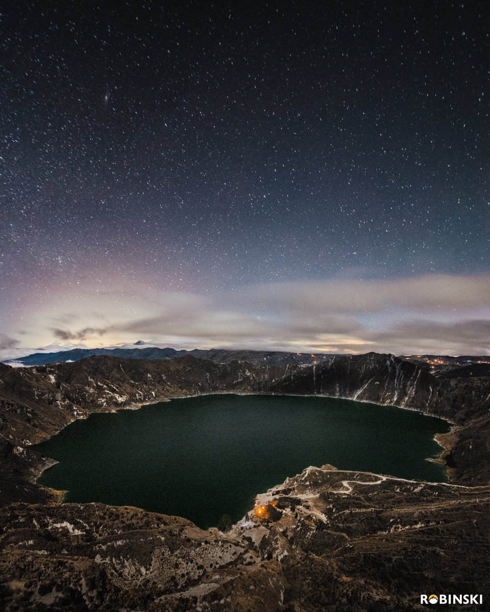 Robinski__'s tweet photo. El cráter inundado del volcán Quilotoa bajo un cielo estrellado.

Para los observadores: en el cielo está la galaxia andromeda, encuéntrenla.

@sonylatin @SonyAlpha https://t.co/oWtrjasKJW