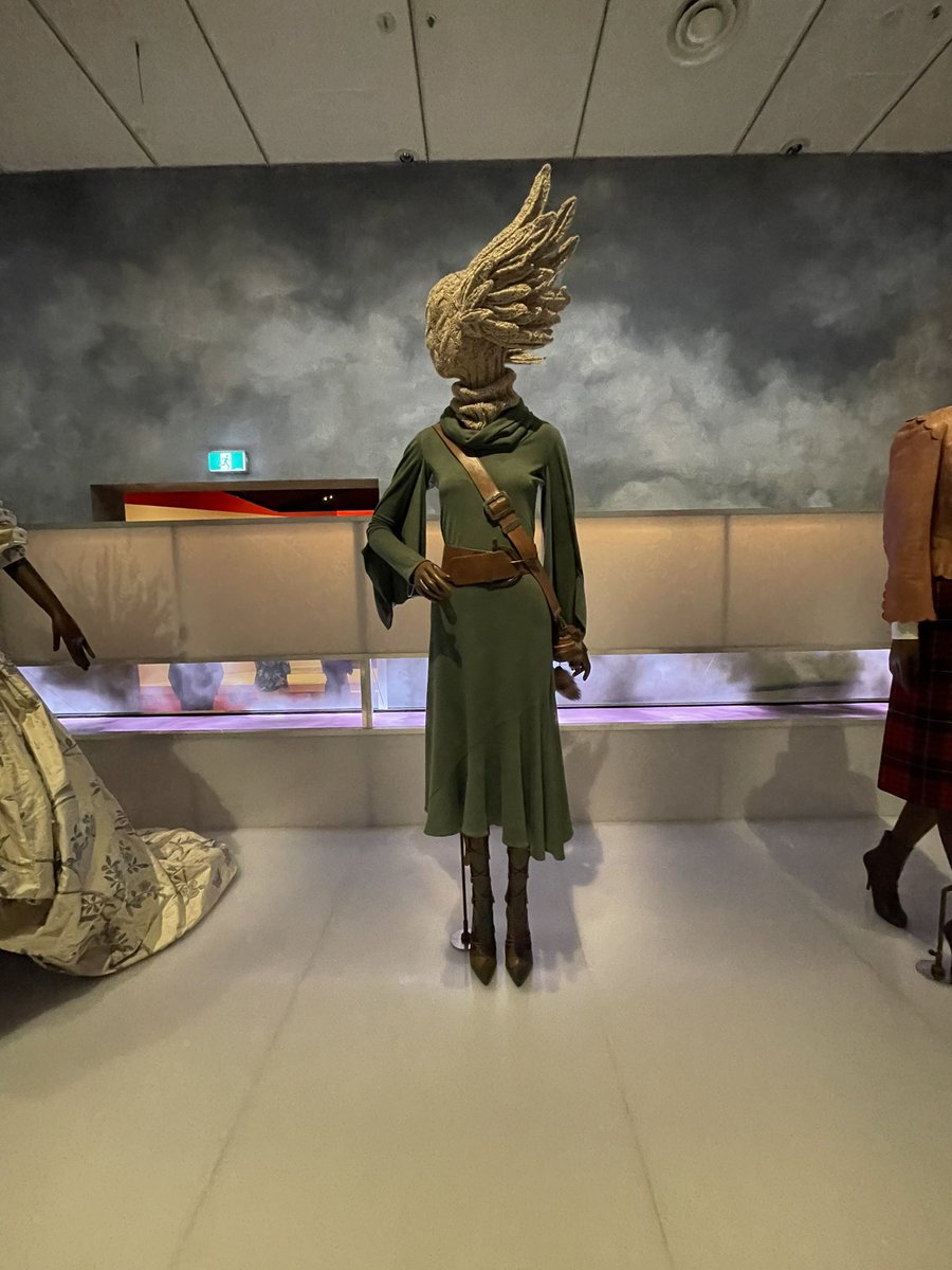 _rohanPRIME's tweet photo. Who knew Alexander McQueen was inspired by Zelda #ZeldaTearsOfTheKingdom @NintendoAUNZ https://t.co/OVuOhGxSUZ