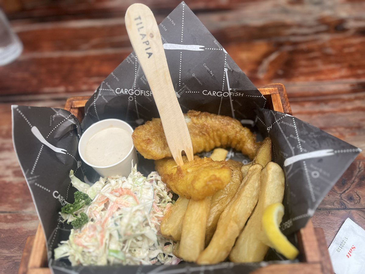 hysykhysyk's tweet photo. 昨日のランチのフィッシュ&チップス。ランチでフィッシュ&チップス食べること��てあんまりないよね。魚の種類やソースも選べておもしろい。
#フィリピン #BGC #UPTOWN #CARGOFISH https://t.co/EVvwqKZBCJ