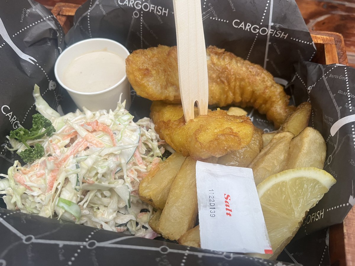 hysykhysyk's tweet photo. 昨日のランチのフィッシュ&チップス。ランチでフィッシュ&チップス食べること��てあんまりないよね。魚の種類やソースも選べておもしろい。
#フィリピン #BGC #UPTOWN #CARGOFISH https://t.co/EVvwqKZBCJ