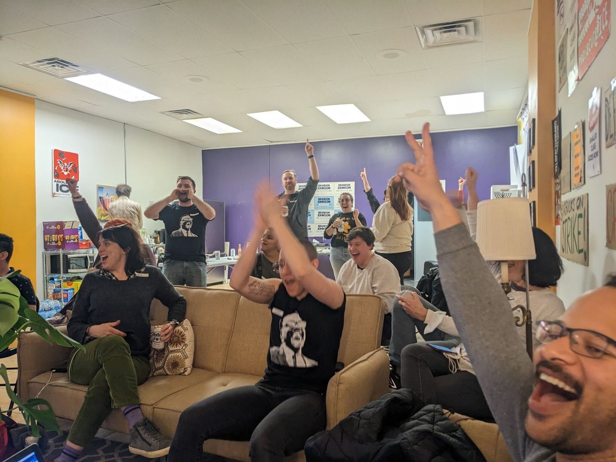 48thNeighbors's tweet photo. Our ~official statement~ on last night's victories for .@Brandon4Chicago and .@lenifor48th our work with .@AAMProgressives .@onepplscampaign and .@UWFIllinois is below in this thread.
🧵 #ChicagoForTheMany https://t.co/w1ZW6TaylF
