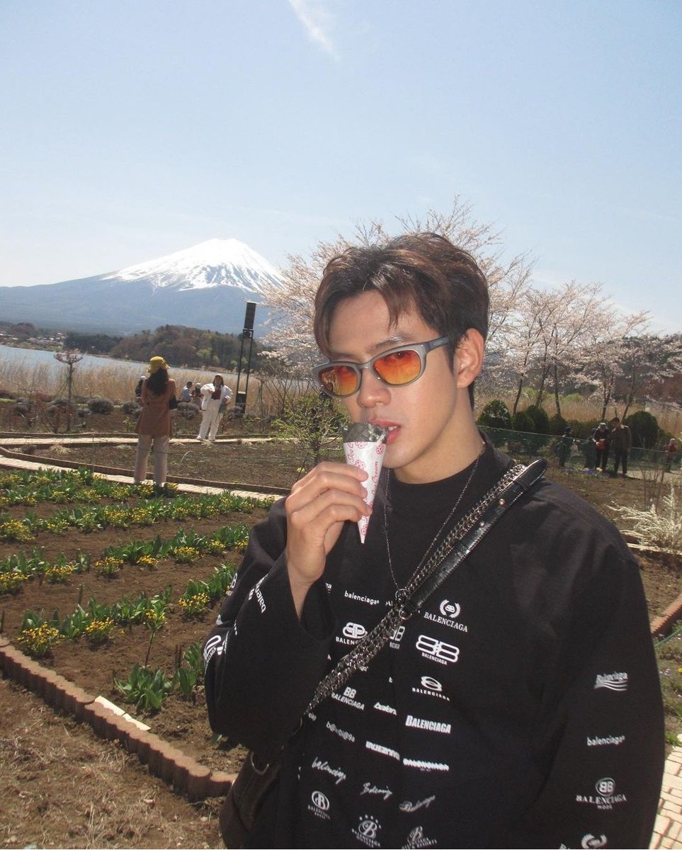 momosimpam's tweet photo. Ogni volta che le vostre labbra in fiore sbocciano , ricordano, che il mondo non è ancora stanco dei colori 🎨Buon Giovedì P e P🖌️#TRAViZGOxJamFilm
#JF_HelloThursday
#JamFilm日本へようこそ
#JamFilm #แจมฟิล์ม
#oneconnection #FilmThanapat #JamRachata #7dayswithJF https://t.co/PzWcghrnNO