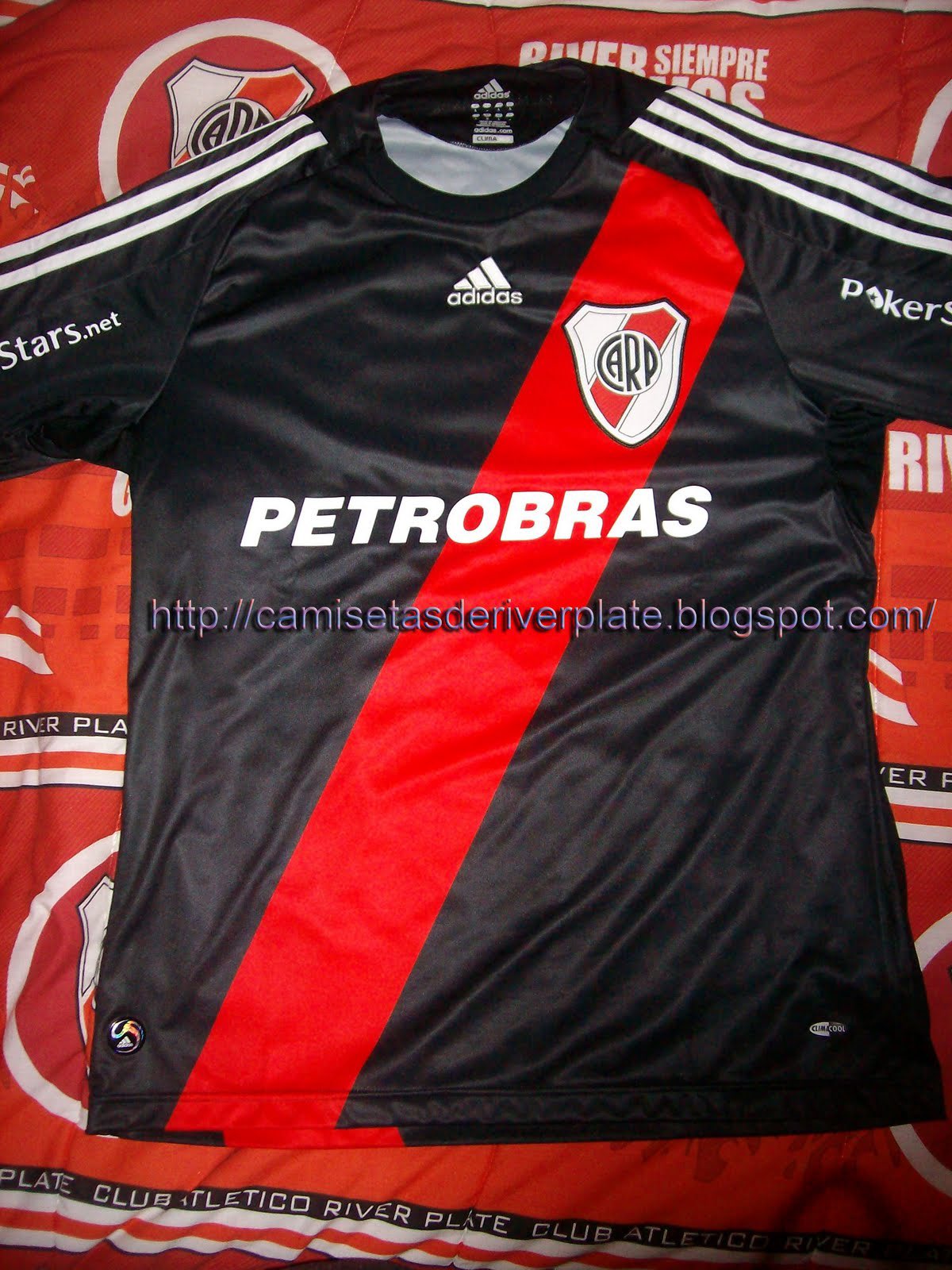 Pala on X River y Adidas se pusieron de acuerdo para sacar la nueva camiseta que pedia la gente que sea negra con la banda roja. Renacieron y revivieron las camisetas suplentes