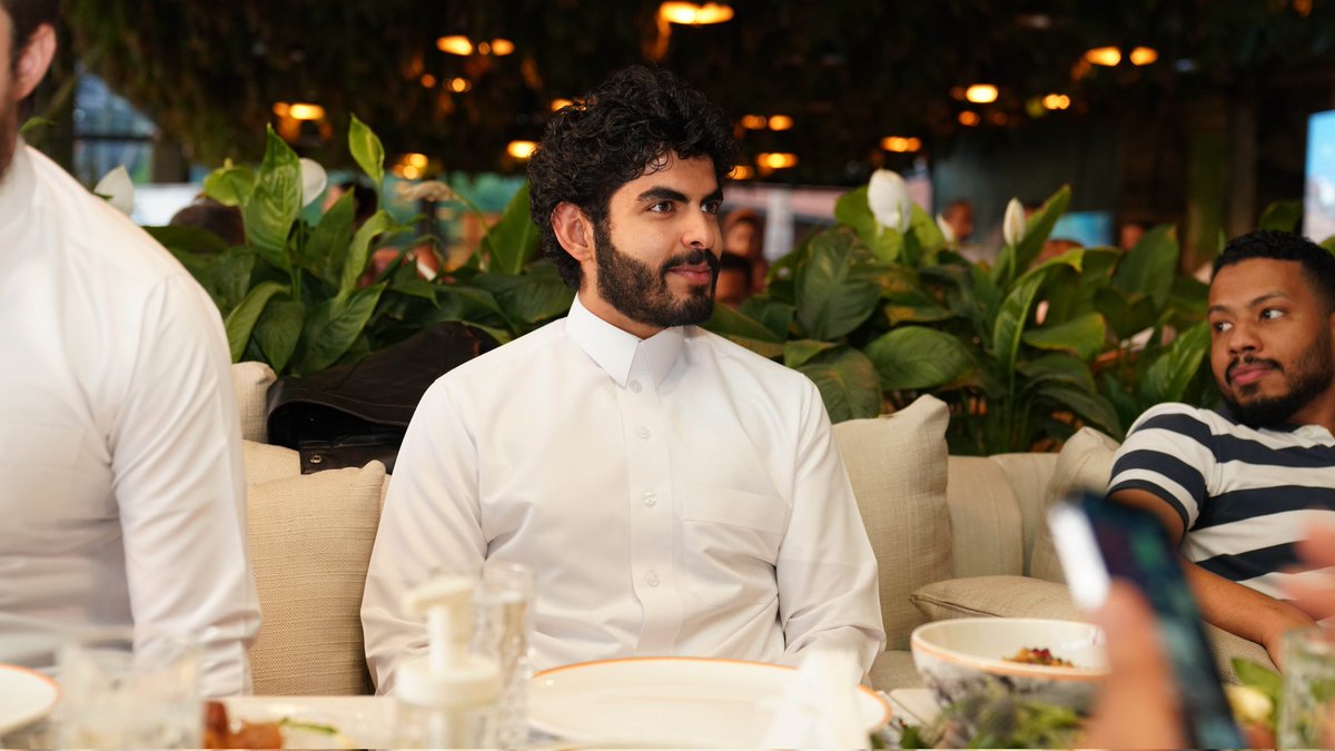 في حفل إفطار <a href="/halfmillion_sa/">Half Million | هاف مليون</a>إندهشت!
من قوة حب فريق <a href="/halfmillion_sa/">Half Million | هاف مليون</a> 
للأستاذ <a href="/Sohyb7/">صهيب البلوشي</a> عرفت الإجابة بإلهامه ودعمه لهم تأكدت انه يعرفهم يشاركهم أحزانهم قبل أفراحهم صديق قبل زميل عمل او مديرشدتني علاقته مع أطفال موظفينه يعاملهم بحب هوفعلا فرد من العائلة.فشكرا أبو أحمد علمتني الكثير🤍.