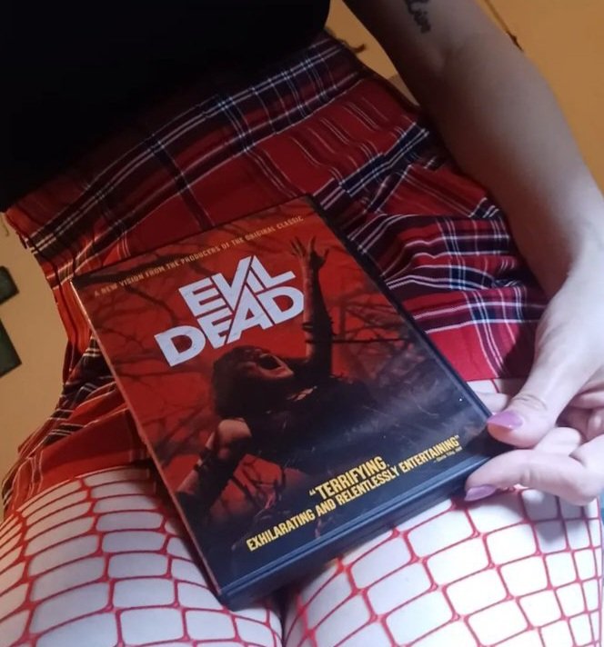 Happy 10th Anniversary 🔪🗡
Watching Evil Dead (2013) ♥️🔥🩸

#horrorfamily #horrorfilms #horrormovies #dvdhorrorcollection #horrorfan #evildead2013 #horrorcollector #horroraddict