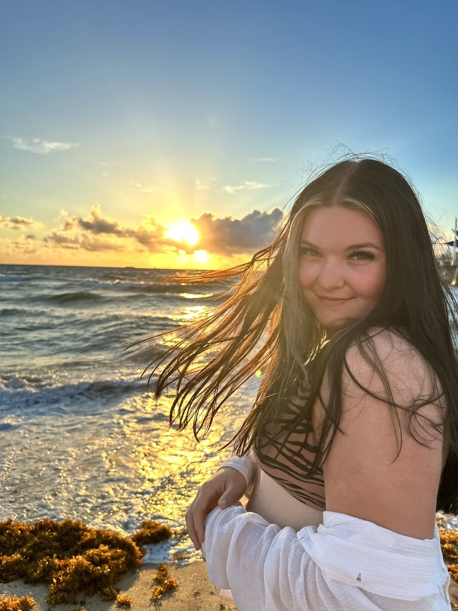 kimbrslay's tweet photo. nothing a sunrise can’t fix https://t.co/stKVZ2e8Mr