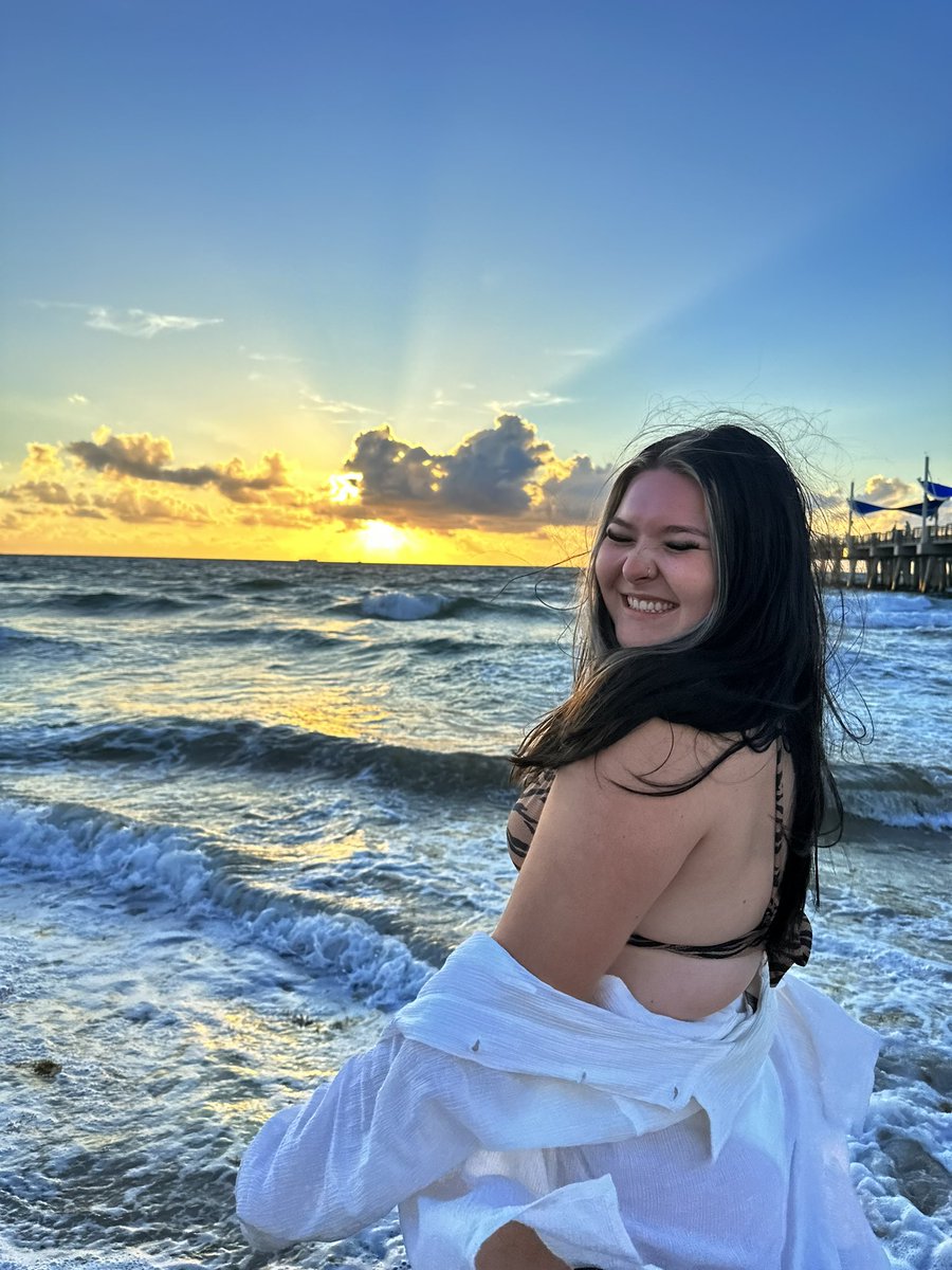 kimbrslay's tweet photo. nothing a sunrise can’t fix https://t.co/stKVZ2e8Mr