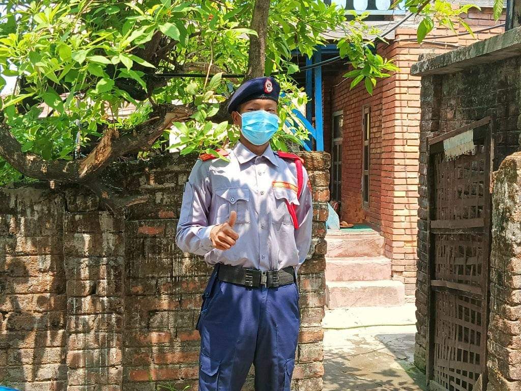 nic asia बैंक दमक शाखाबाट दुर्गा प्रसाद कडेलले बैंकबाट लिएको ऋणको किस्ता नतिरेको भन्दै गत चार दिन देखी कडेलको घरमा उक्त बैंकले उनी भाग्छन भनेर सुरक्षा गार्ड तैनात राखेको छ ।