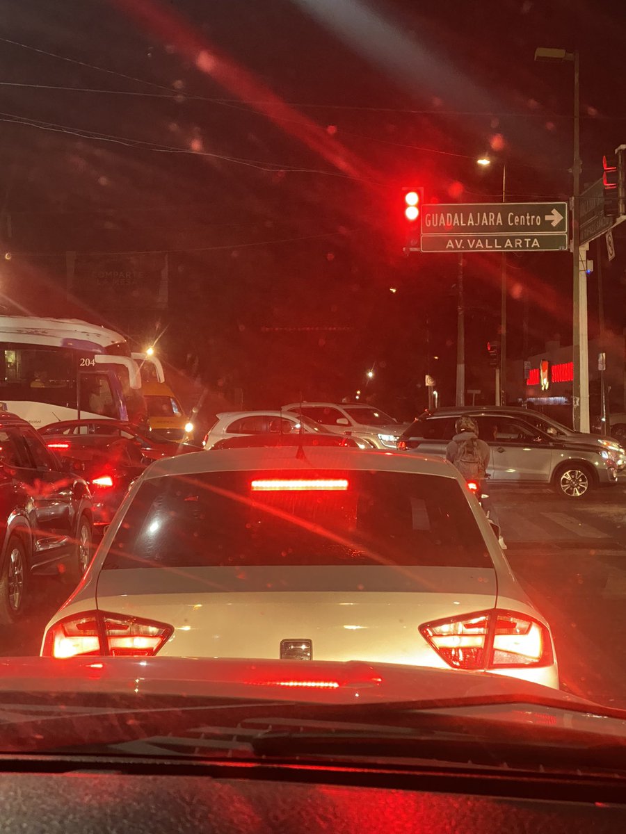 Caos vial en vallarta y rafael sancio, obstaculizan el cruce y nadie avanza. <a href="/Trafico_ZMG/">TráficoZMGuadalajara</a>  urge autoridades