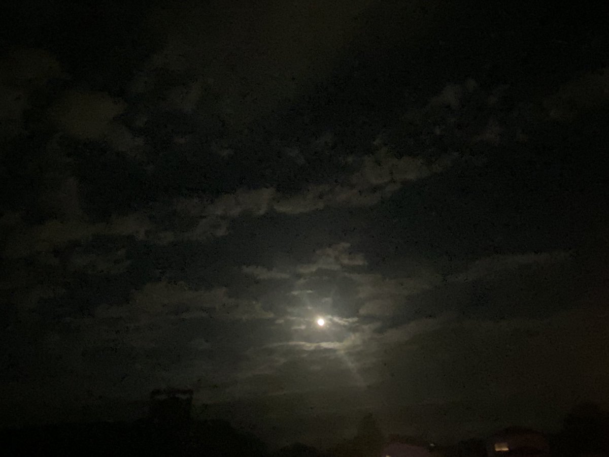 shiftinginferno's tweet image. bros this moon (&amp;amp; clouds) is insane, tonight i feel so much that i’ll shift