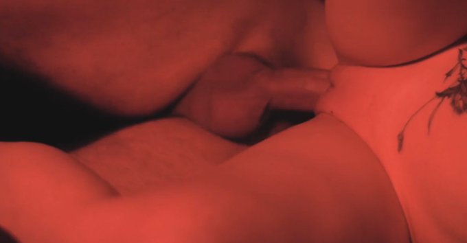 最近看到的一个很神的片，简直是艺术品，是art porn！红色的灯光，绝美的构图，很多细节特写！给我一种在很私密的环境下气氛 把厮磨，暧昧，缠绵，肉体交织的感觉体现的淋漓尽致！神作！ 这位博主其他的很多作品也非常非常美！强烈推荐！ 🔗链接如下  https://t<a href="/tag/porn"class="tags"><span>#porn</span></a><a href="/tag/horny"class="tags"><span>#horny</span></a><a href="/tag/nsfw"class="tags"><span>#nsfw</span></a><a href="/tag/nsfwtwt"class="tags"><span>#nsfwtwt</span></a><a href="/tag/%E5%81%9A%E7%88%B1"class="tags"><span>#做爱</span></a><a href="/tag/%E5%90%8E%E5%85%A5"class="tags"><span>#后入</span></a><a href="/tag/%E5%86%85%E5%B0%84"class="tags"><span>#内射</span></a><a href="/tag/%E9%AB%98%E6%BD%AE"class="tags"><span>#高潮</span></a><a href="/tag/%E6%83%85%E4%BE%A3"class="tags"><span>#情侣</span></a>