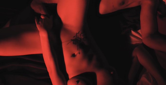 最近看到的一个很神的片，简直是艺术品，是art porn！红色的灯光，绝美的构图，很多细节特写！给我一种在很私密的环境下气氛 把厮磨，暧昧，缠绵，肉体交织的感觉体现的淋漓尽致！神作！ 这位博主其他的很多作品也非常非常美！强烈推荐！ 🔗链接如下  https://t<a href="/tag/porn"class="tags"><span>#porn</span></a><a href="/tag/horny"class="tags"><span>#horny</span></a><a href="/tag/nsfw"class="tags"><span>#nsfw</span></a><a href="/tag/nsfwtwt"class="tags"><span>#nsfwtwt</span></a><a href="/tag/%E5%81%9A%E7%88%B1"class="tags"><span>#做爱</span></a><a href="/tag/%E5%90%8E%E5%85%A5"class="tags"><span>#后入</span></a><a href="/tag/%E5%86%85%E5%B0%84"class="tags"><span>#内射</span></a><a href="/tag/%E9%AB%98%E6%BD%AE"class="tags"><span>#高潮</span></a><a href="/tag/%E6%83%85%E4%BE%A3"class="tags"><span>#情侣</span></a>