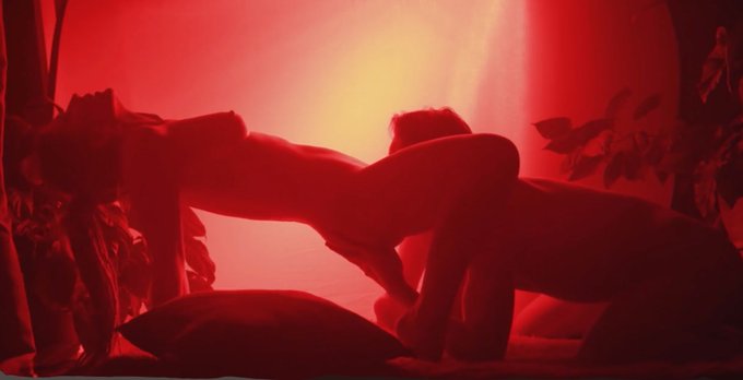 最近看到的一个很神的片，简直是艺术品，是art porn！红色的灯光，绝美的构图，很多细节特写！给我一种在很私密的环境下气氛 把厮磨，暧昧，缠绵，肉体交织的感觉体现的淋漓尽致！神作！ 这位博主其他的很多作品也非常非常美！强烈推荐！ 🔗链接如下  https://t<a href="/tag/porn"class="tags"><span>#porn</span></a><a href="/tag/horny"class="tags"><span>#horny</span></a><a href="/tag/nsfw"class="tags"><span>#nsfw</span></a><a href="/tag/nsfwtwt"class="tags"><span>#nsfwtwt</span></a><a href="/tag/%E5%81%9A%E7%88%B1"class="tags"><span>#做爱</span></a><a href="/tag/%E5%90%8E%E5%85%A5"class="tags"><span>#后入</span></a><a href="/tag/%E5%86%85%E5%B0%84"class="tags"><span>#内射</span></a><a href="/tag/%E9%AB%98%E6%BD%AE"class="tags"><span>#高潮</span></a><a href="/tag/%E6%83%85%E4%BE%A3"class="tags"><span>#情侣</span></a>