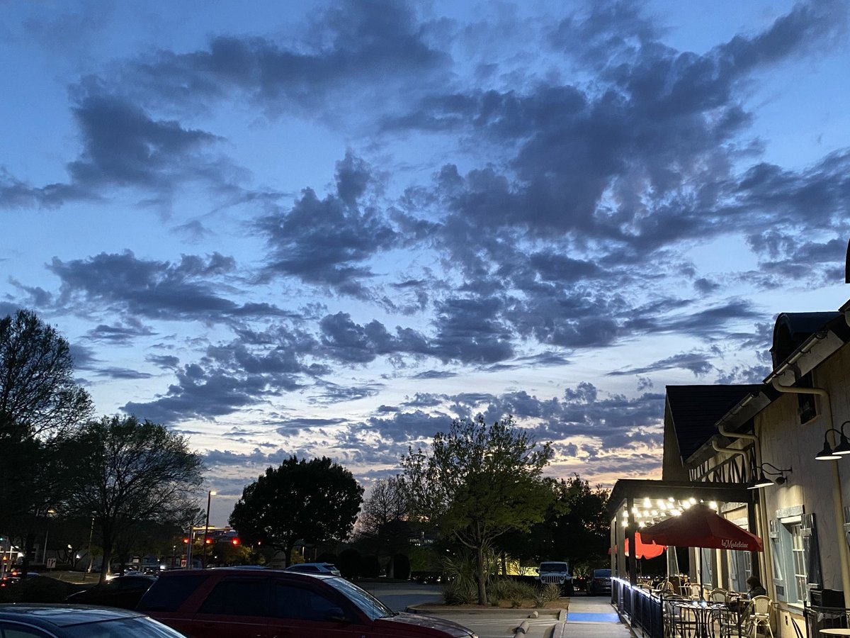 Very cool Dallas sky this evening. #dallasmoment ⁦<a href="/Michael_Balle/">Michael</a>⁩