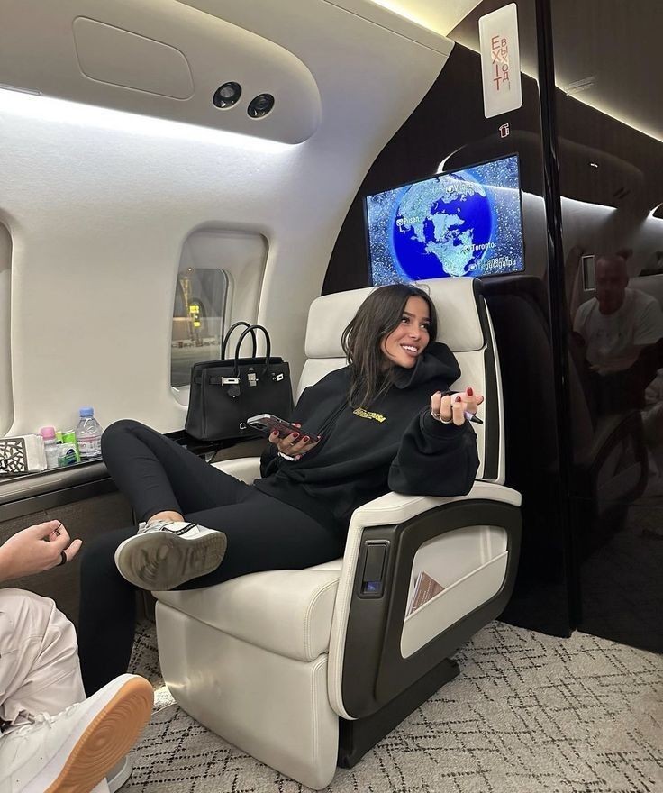 leoninethings's tweet photo. the rich cool aunt https://t.co/wMn423mCqe
