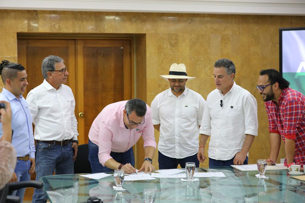 anibalgaviria's tweet photo. Con la fuerza transformadora de la CULTURA y el DEPORTE, cuidamos la VIDA en Vegachí. UNIDOS @Culturantioquia, @IndeportesAnt y @VegachiAlcaldia fortaleceremos oferta institucional para la construcción de entornos Noviolentos. Inversión social para llevar ESPERANZA a la comunidad https://t.co/2WD1z1SHtN