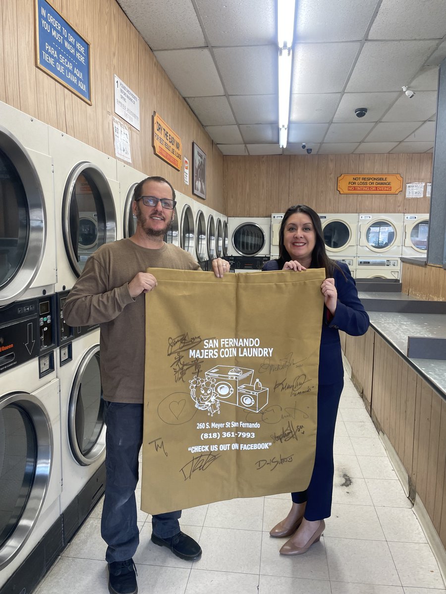 AsmLuzRivas's tweet photo. Majers’ landromat has been serving San Fernando since 1983. This coin facility is owned by Kenny &amp; Irene Majers &amp; was recently featured in the Academy Award-winning movie "Everything, Everywhere, All at Once." (2/3) https://t.co/iBCsYYcWw9