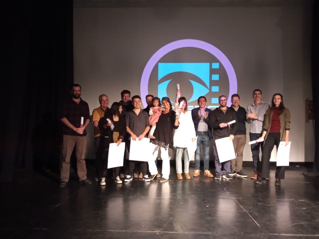 FoxColonna's tweet photo. Felicitaciones a las y los Egresados  2021 de la carrera de Realizador Cinematográfico Integral de nuestra Escuela Pública de Cine ENERC Patagonia Norte !!! También felicitamos a todo el equipo de trabajo que hace de éste un gran proyecto educativo de amor por el cine! https://t.co/rmE3UAUk4Q