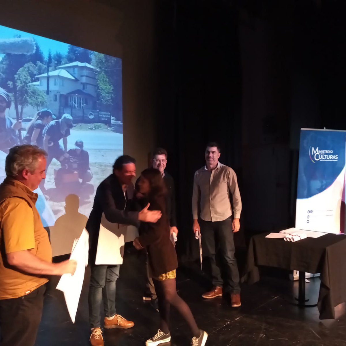 FoxColonna's tweet photo. Felicitaciones a las y los Egresados  2021 de la carrera de Realizador Cinematográfico Integral de nuestra Escuela Pública de Cine ENERC Patagonia Norte !!! También felicitamos a todo el equipo de trabajo que hace de éste un gran proyecto educativo de amor por el cine! https://t.co/rmE3UAUk4Q
