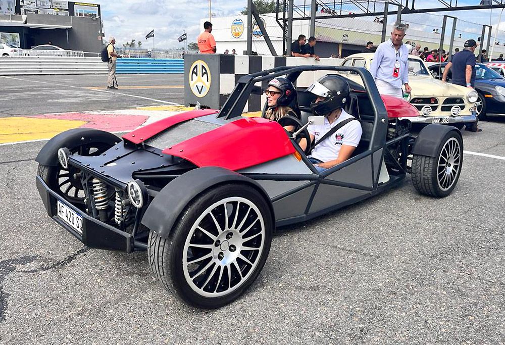 AUTOXArg's tweet photo. EXCLUSIVO. El #Rauda #Discolo estuvo a prueba en las 24hs de Buenos Aires. Conocé cómo se realizó el primer Test Drive del deportivo de Héctor "Tito" Pérez, en el informe de #AUTOX (https://t.co/8ZinvOvd1g) @raudaautos @tperezsport https://t.co/5MdA4WYdkt