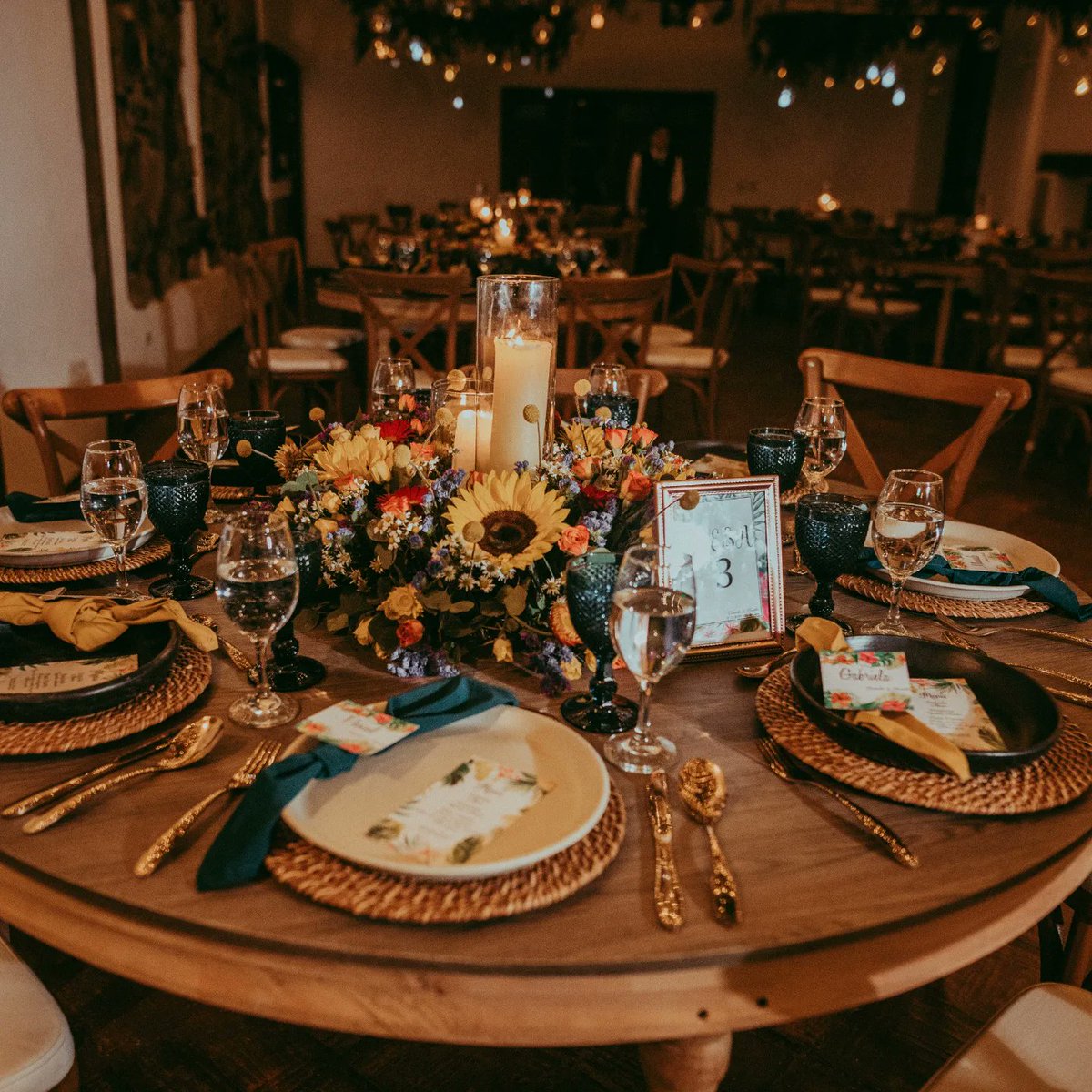 bodasaglaya's tweet photo. Así como los novios, tuvimos detalles alegres en la boda de @barrerodaniela y @hhabousha, girasoles y mucho color hacían parte de este gran día,  parte de los invitados venían de fuera del país, y realmente amaron la variedad de flor que les colocamos en su mesa. https://t.co/Zd7lPq7D1v