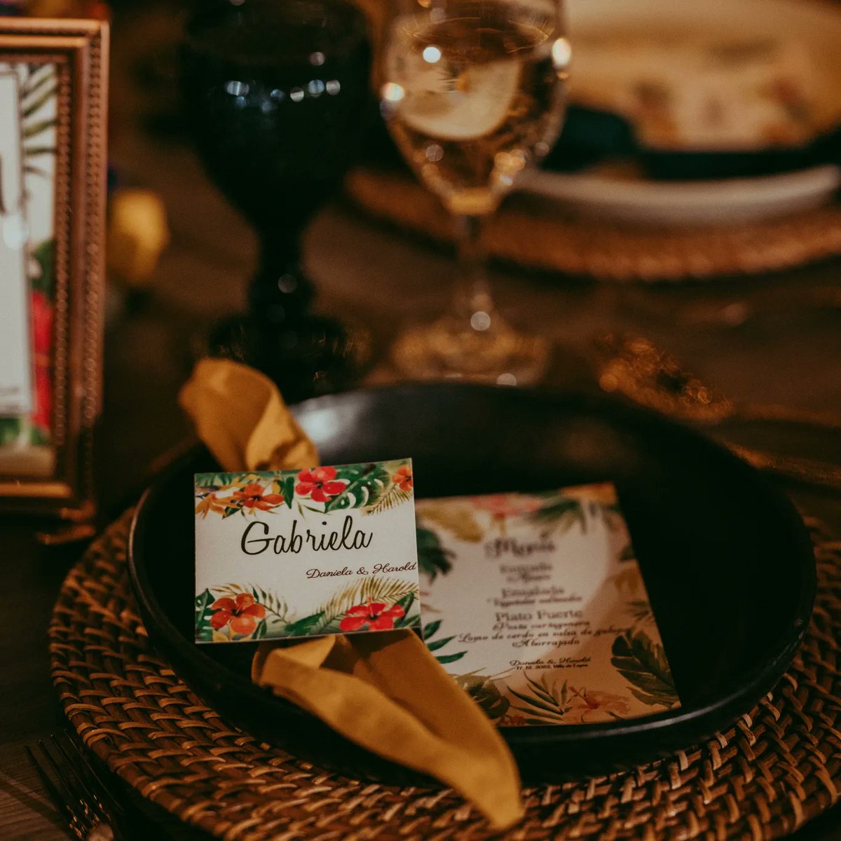 bodasaglaya's tweet photo. Así como los novios, tuvimos detalles alegres en la boda de @barrerodaniela y @hhabousha, girasoles y mucho color hacían parte de este gran día,  parte de los invitados venían de fuera del país, y realmente amaron la variedad de flor que les colocamos en su mesa. https://t.co/Zd7lPq7D1v