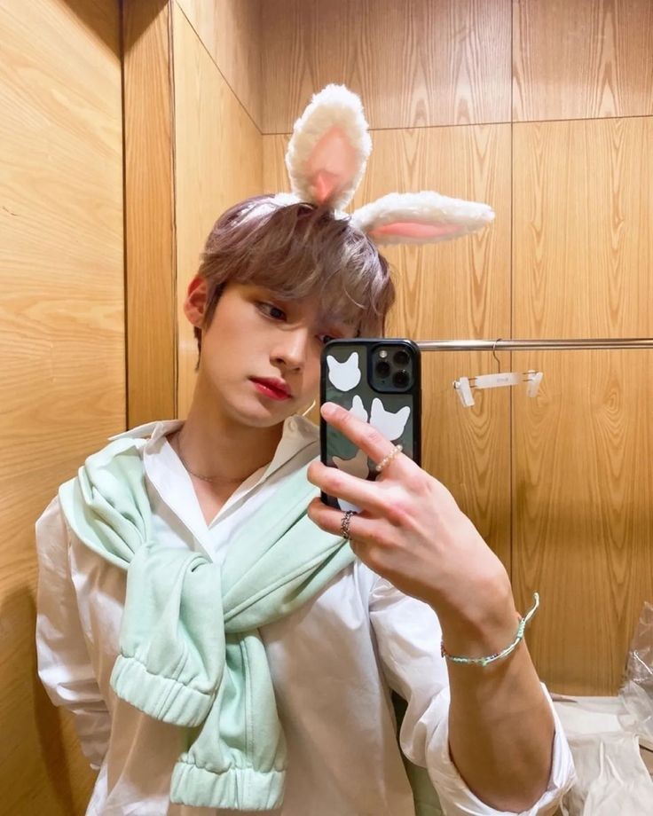 madisonspenceee's tweet photo. A veces cuando ustedes hablan de las babygirls de skz siento q a menudo se les olvida ESTE LEE KNOW y el que le hace ojitos a chan para que le acomode la cadenita cuando lo estaba haciendo perfectamente bien solo https://t.co/vD6xpLoisH