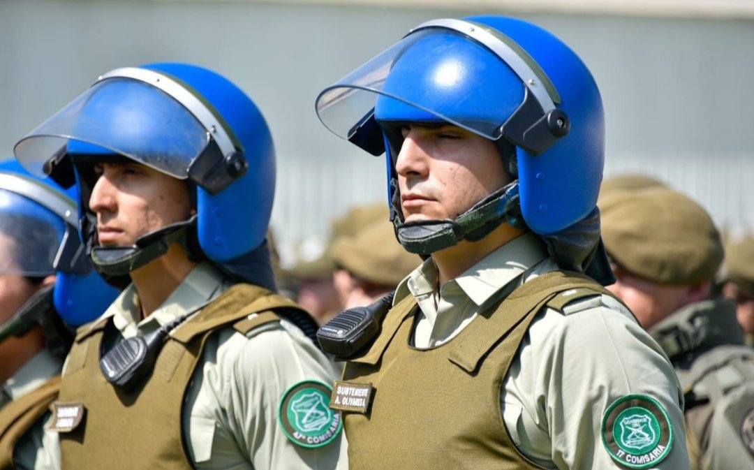 MarcoFloresRiv1's tweet photo. Por qué ahora los Carabineros usan cascos azules...?
Es mejor el color verde de siempre!! https://t.co/TWh3eGraoh