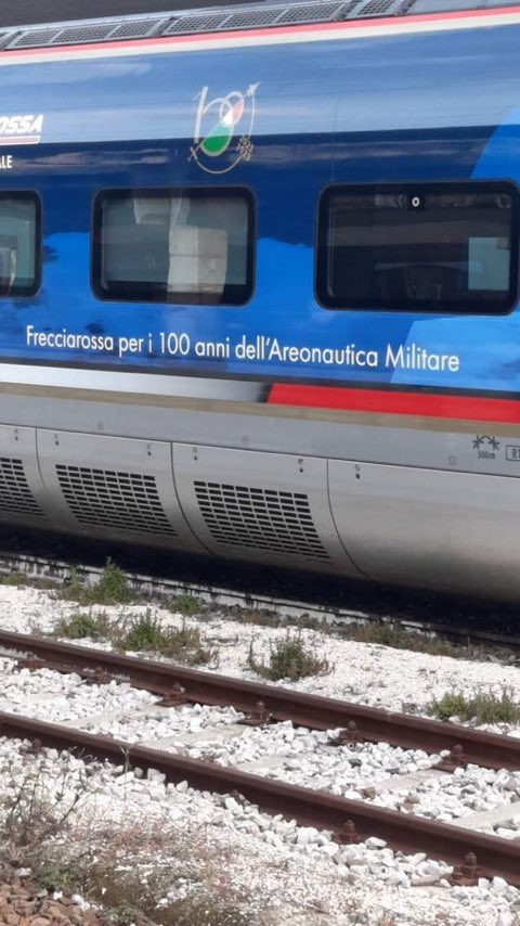 matteo38694011's tweet photo. Valditara alla lavagna, adesso spieghi, a questi signori, come si scrive Aeronautica 👨‍🏫 https://t.co/h3NfmzMBZZ