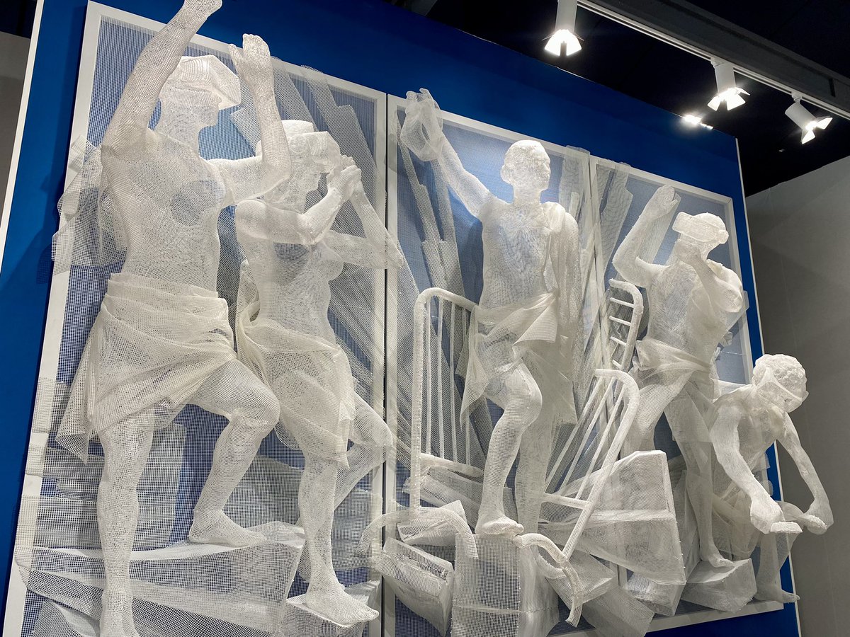 Guiguiii94's tweet photo. Vernissage des 25 ans d’@ArtParisArtFair avec 134 galeries à 60% françaises. Une belle édition, quoiqu’un peu sage, très peinture figurative…

Coups de cœur chez #MariaLund (Peter Martensen) et @Tarasieve (Recycle Art) + la plus belle scéno de stand vue chez #HeleneBailly ! https://t.co/zSlskbfvS8
