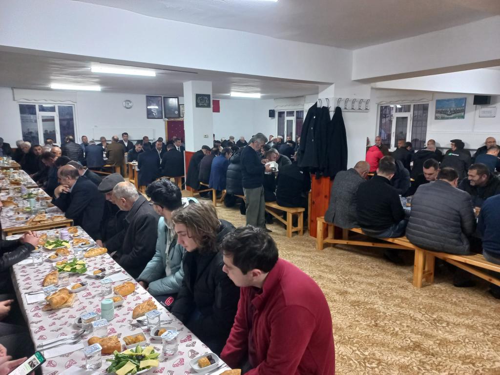 DnyldzAdem's tweet photo. Ankara'nın kalbi altındağ'da güzel bir iftar genel başkan yardımcımız teşkilat başkanımız Sayın Sadullah Ergin il başkanımız Ali Güven il teşkilat başkanları yardımcılarına teşekkür ederim iftarımıza katıldıkları için @alibabacan @aliguven_06 @avidrissahin  @erginsadullah https://t.co/O7QN2UPHiE