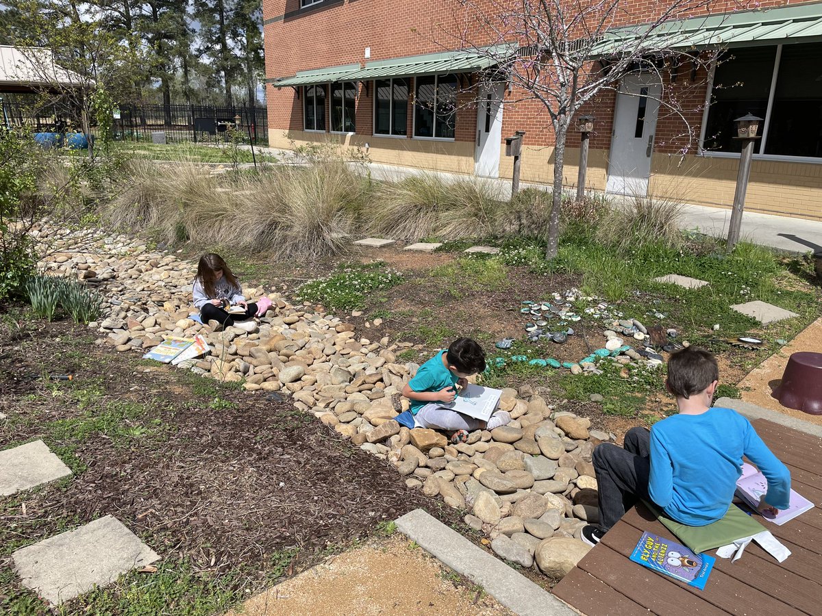 scrussell_LHES's tweet photo. The kids enjoyed some reading time outside in the courtyard and went on a 3D shape hunt around the school this afternoon.💚📚📦🌎🎉@LHECMES #outsideisthebestSIDE #firsties https://t.co/HxqUbHSMdr