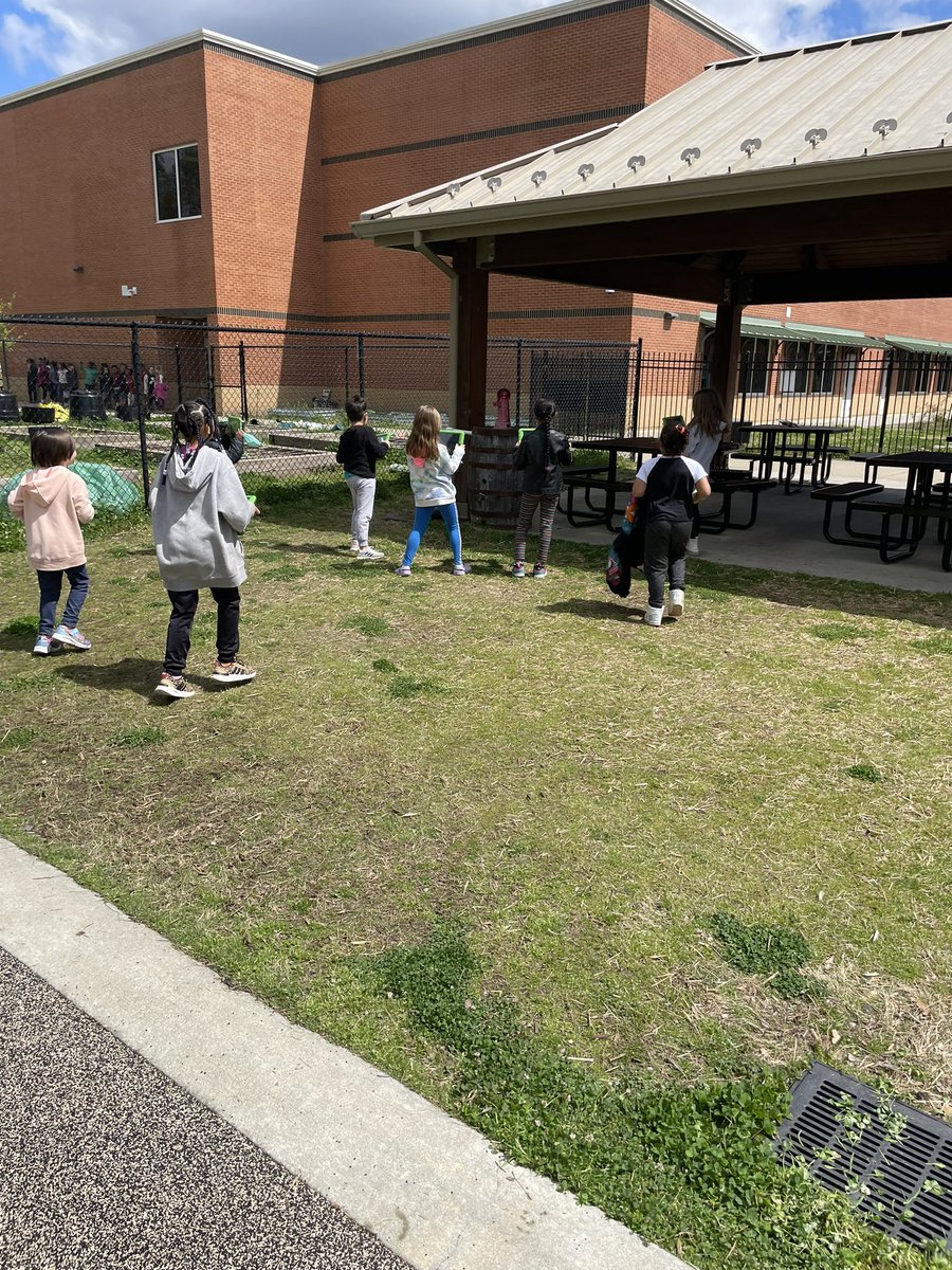 scrussell_LHES's tweet photo. The kids enjoyed some reading time outside in the courtyard and went on a 3D shape hunt around the school this afternoon.💚📚📦🌎🎉@LHECMES #outsideisthebestSIDE #firsties https://t.co/HxqUbHSMdr