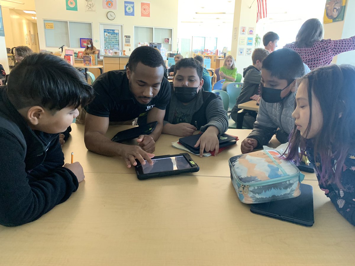 KMSteched's tweet image. Thank You to Whiting-Turner Contracting Company for visiting @APSKenmore STEAM Classes to demonstrate how they use @SketchUp and @MetaQuestVR to design, view and build new buildings. @APS_CTE